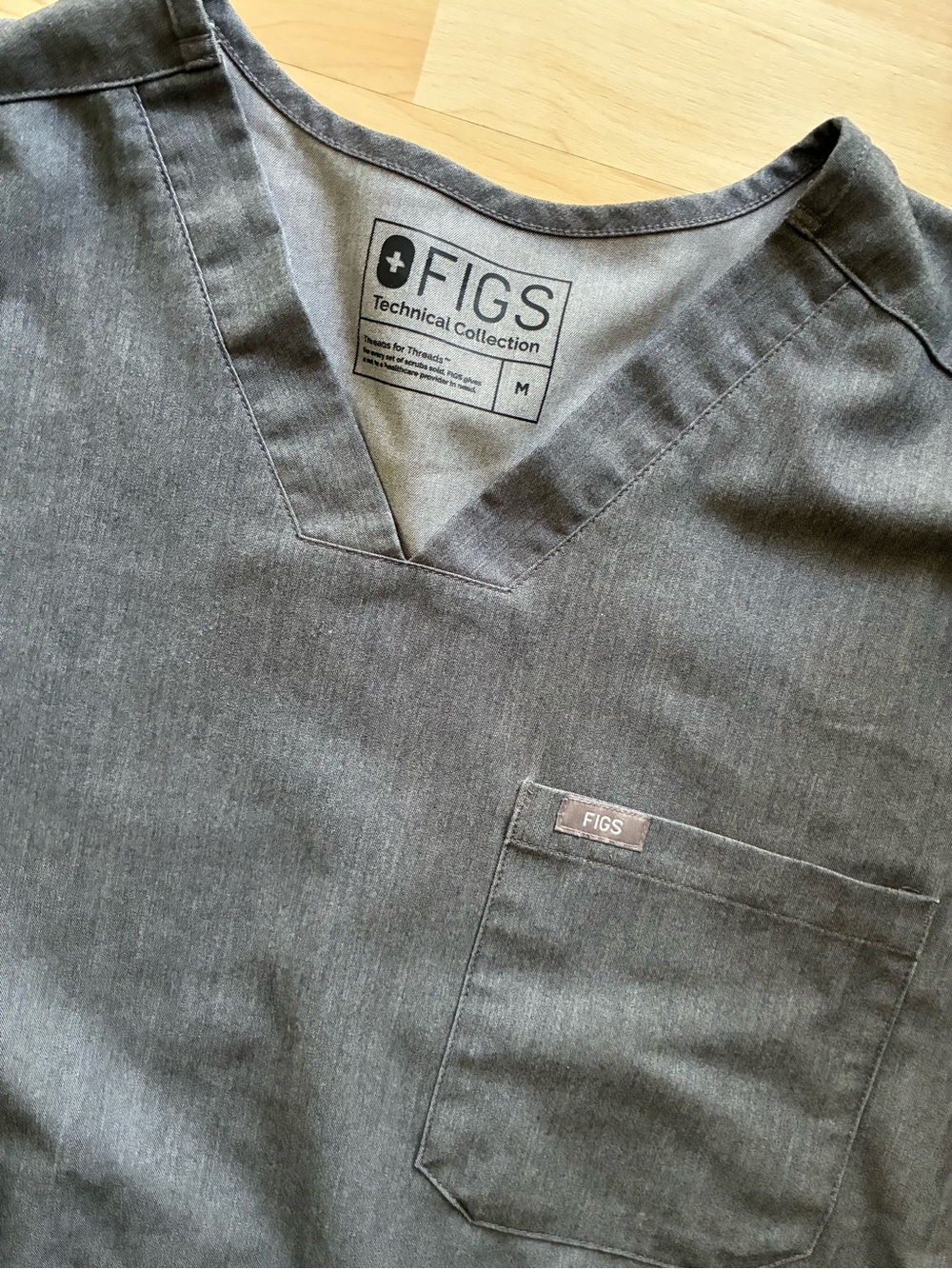 FIGS Technical Collection Chisec Three-Pocket Men’s Gray Solid Scrub Top Size M
